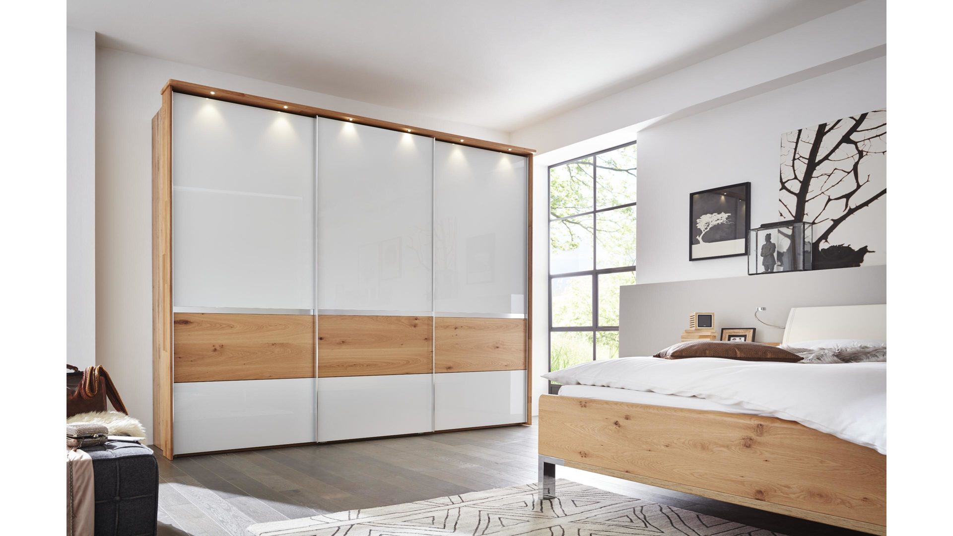 Kleiderschrank Wiemann oeseder | il aus Holz in Weiß Interliving Schlafzimmer Serie 1202 – Schwebetürenschrank teilmassive Balkeneiche & weißes Glas – drei Türen