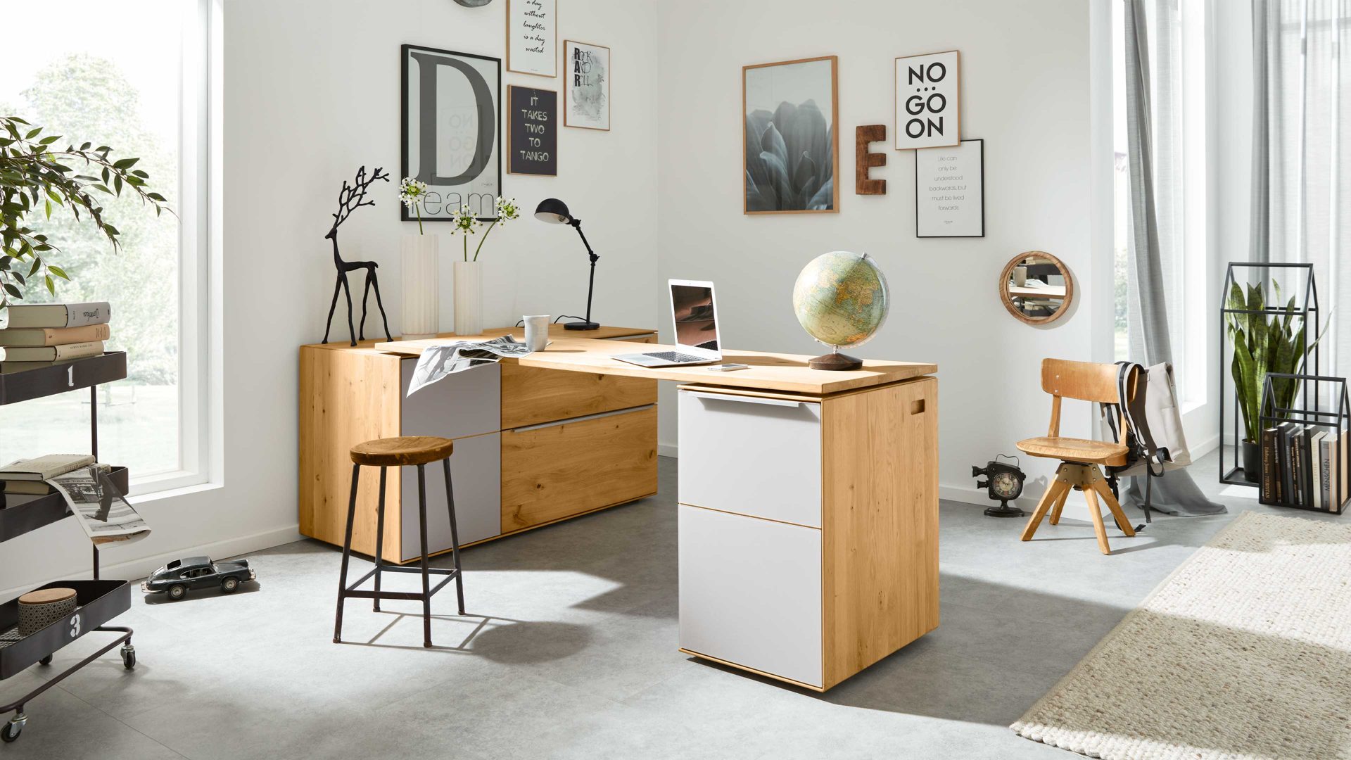 Schreibtisch Interliving aus Holz in Hellgrau Interliving Wohnzimmer Serie 2020 - Verwandlungs-Sideboard Asteiche bianco & Schlamm – zwei Türen, zwei Klappen