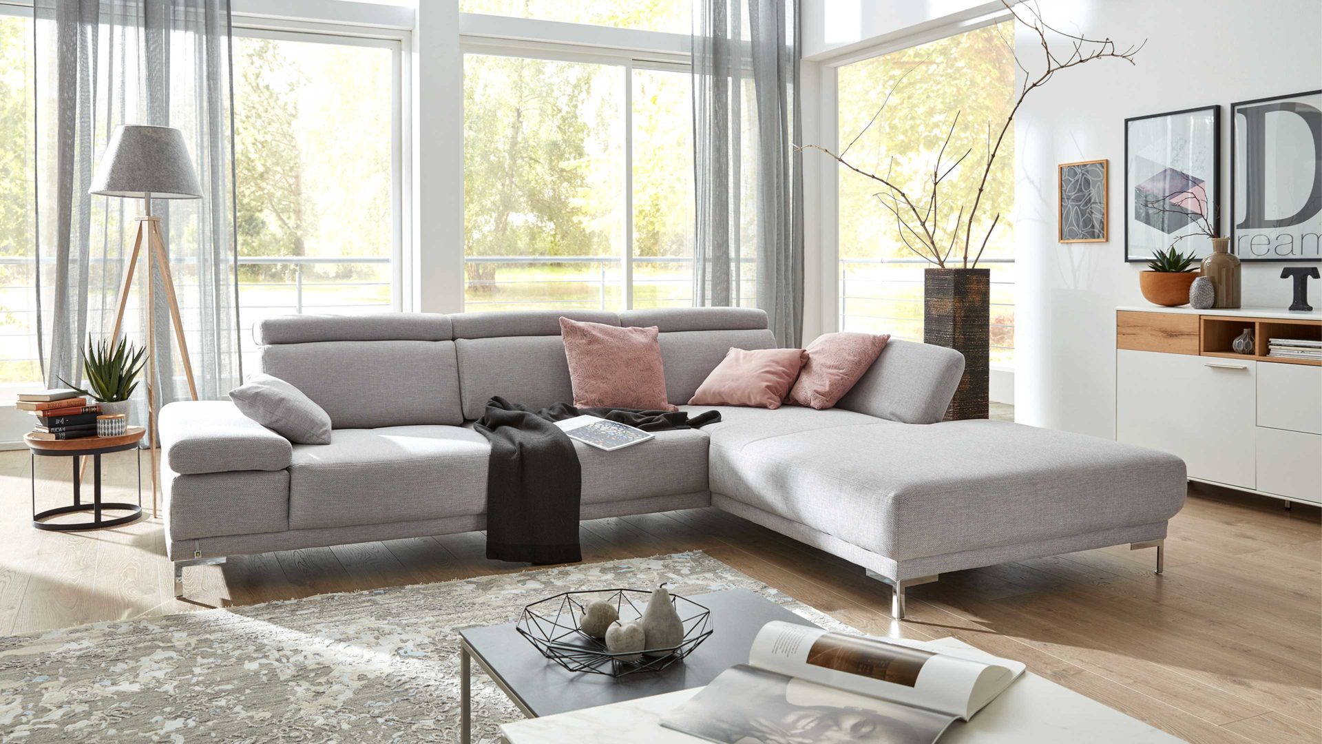 Ecksofa Interliving aus Stoff in Hellgrau Interliving Sofa Serie 4251 – Ecksofa stahlfarbenes Flachgewebe Sneak 149 & silberfarbene Metallfüße – Stellfläche ca. 300 x 225 cm