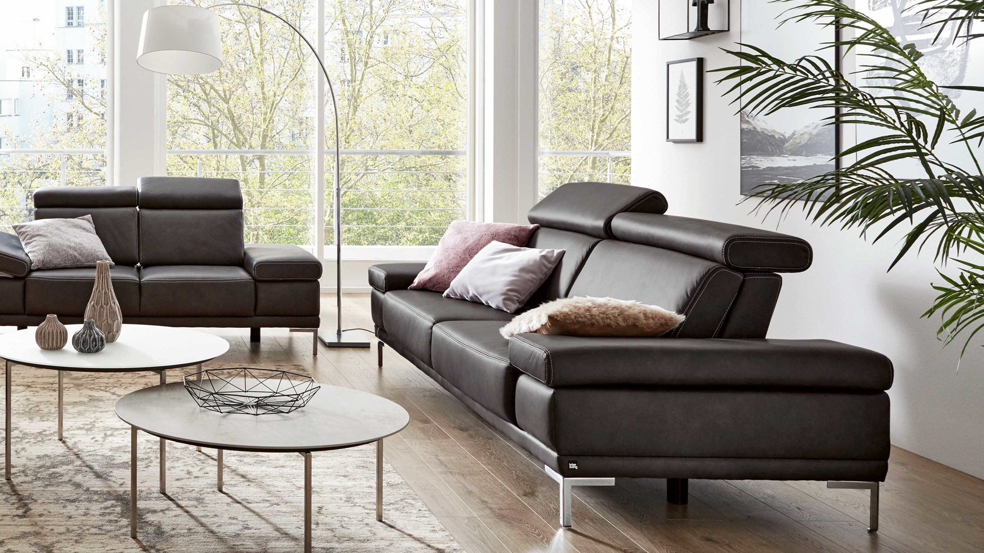 Zweisitzer Interliving aus Leder in Dunkelgrau Interliving Sofa Serie 4251 – Zweisitzer 12202 mit Sitztiefenverstellung Breite ca. 250 cm - dunkelgraues Leder Vintage grey & Metallfüße