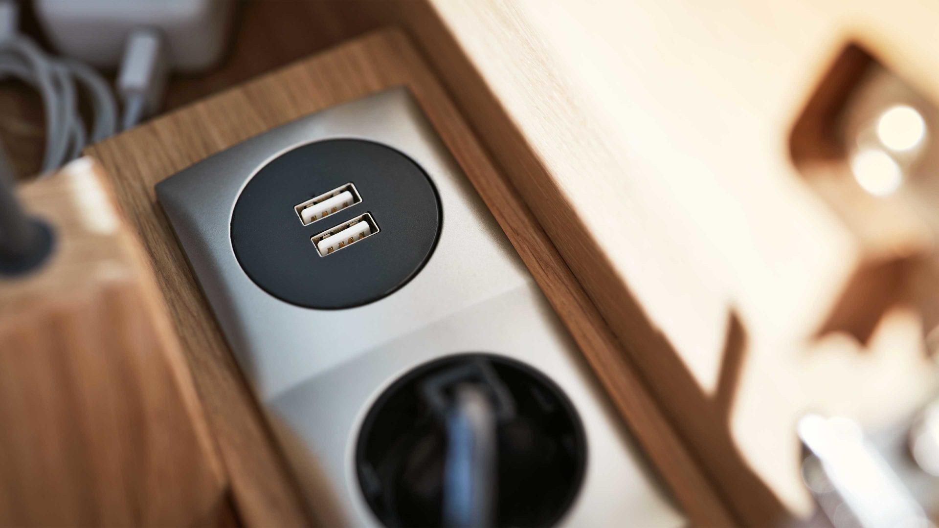 Mehrpreis Interliving aus Kunststoff in Metallfarben Interliving Wohnzimmer Serie 2020 - Steckdose und USB 195414 eine Steckdose, zwei USB-Ports