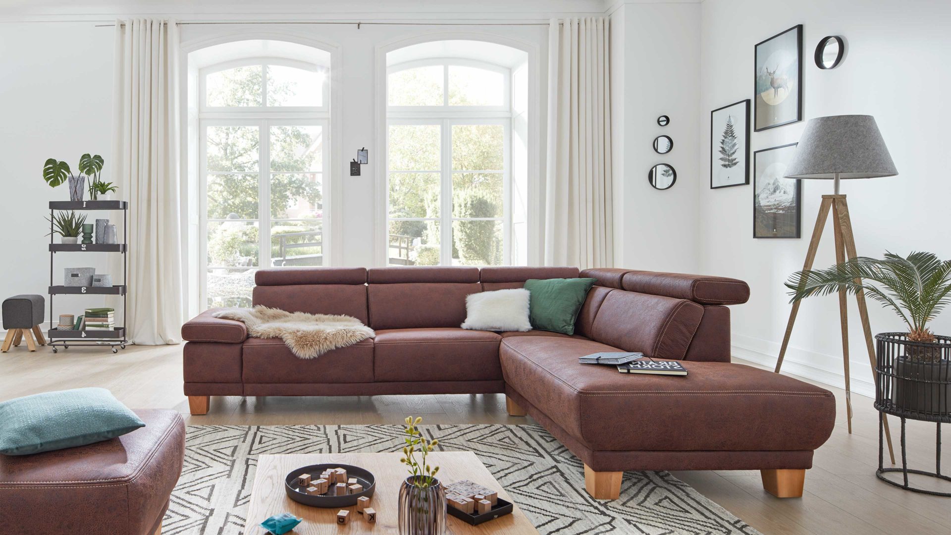 Ecksofa Interliving aus Stoff in Dunkelbraun Interliving Sofa Serie 4252 – Ecksofa schokofarbener Stoffbezug Büffel & Buchenholzfüße – Stellfläche ca. 275 x 220 cm