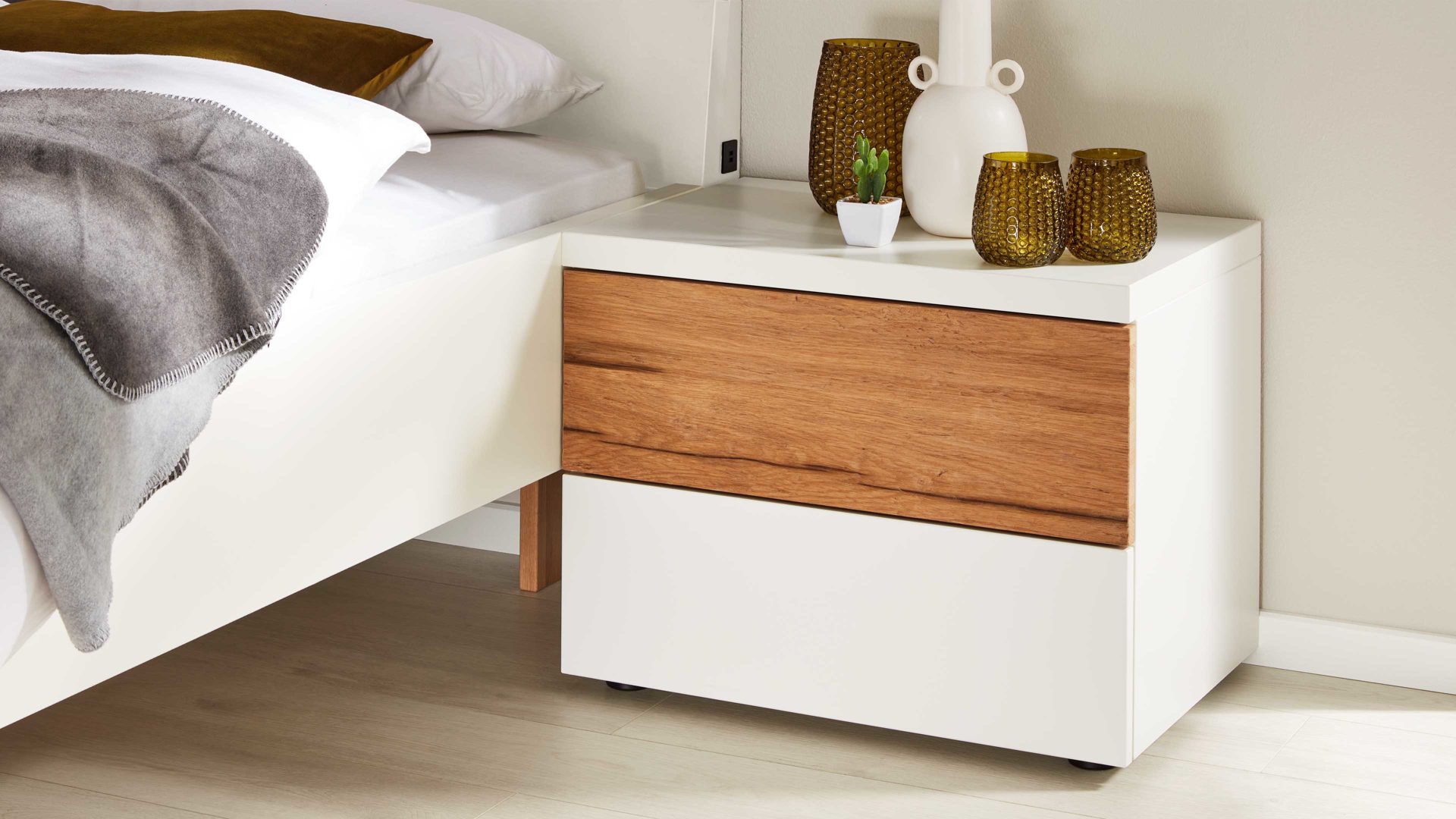 Nachtkommode Interliving aus Holz in Weiß Interliving Schlafzimmer Serie 1025 – Nachtkommode rechts, zwei Schubladen - Weiß & Balkeneiche gehackt