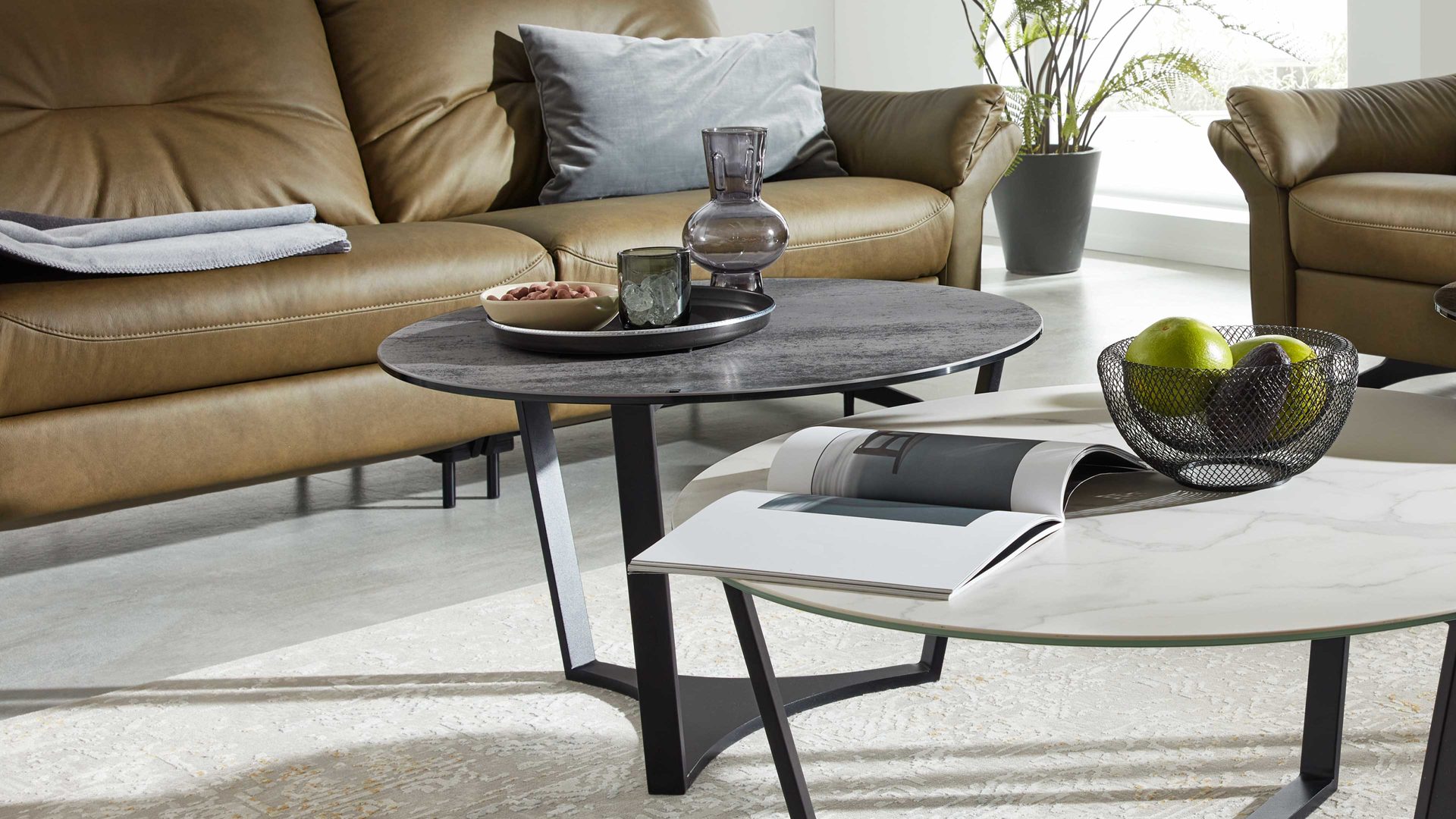 Couchtisch Interliving aus Keramik in Dunkelgrau Interliving Couchtisch Serie 6208 - Couchtisch titanfarbene Keramik & schwarzer Stahl - Durchmesser ca. 75 cm