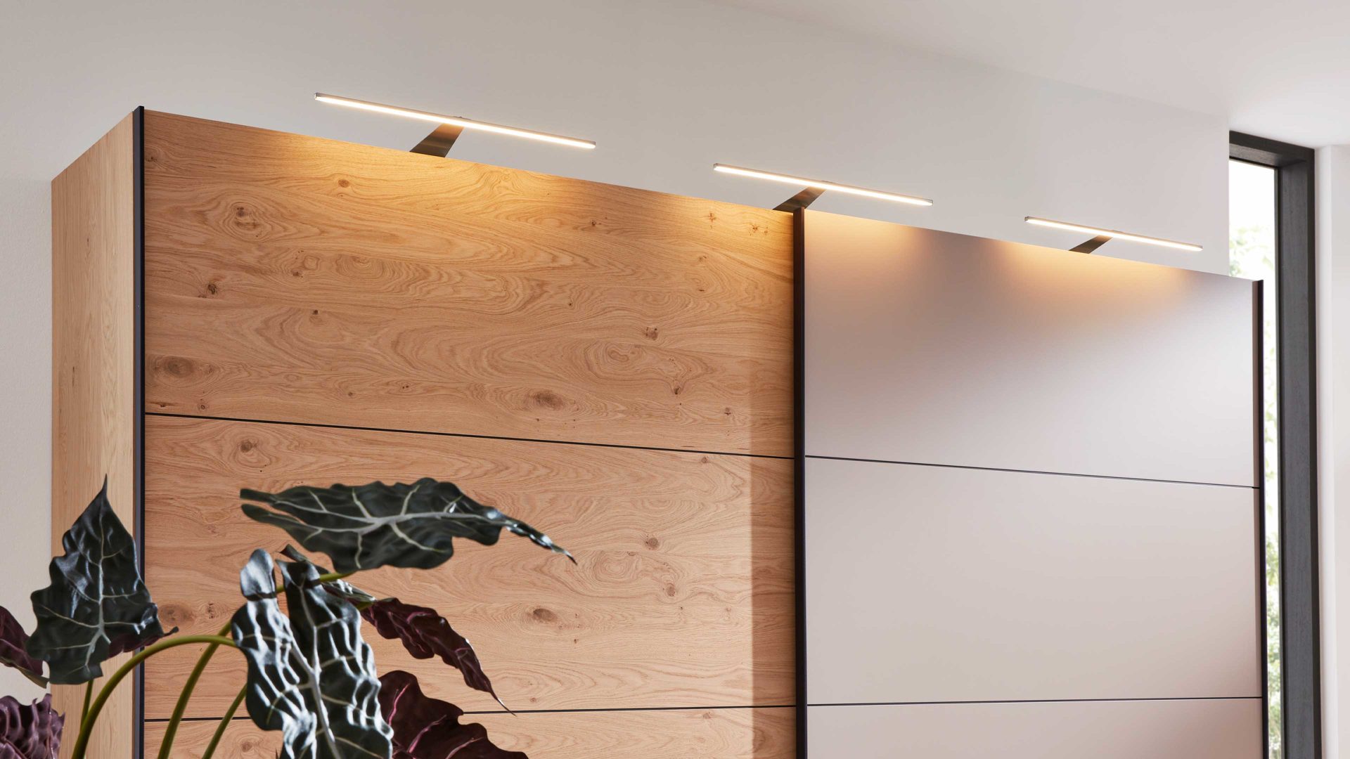 Möbelbeleuchtung Interliving aus Kunststoff in Weiß Interliving Schlafzimmer Serie 1024 – Aufsatzstrahler dreiteilig