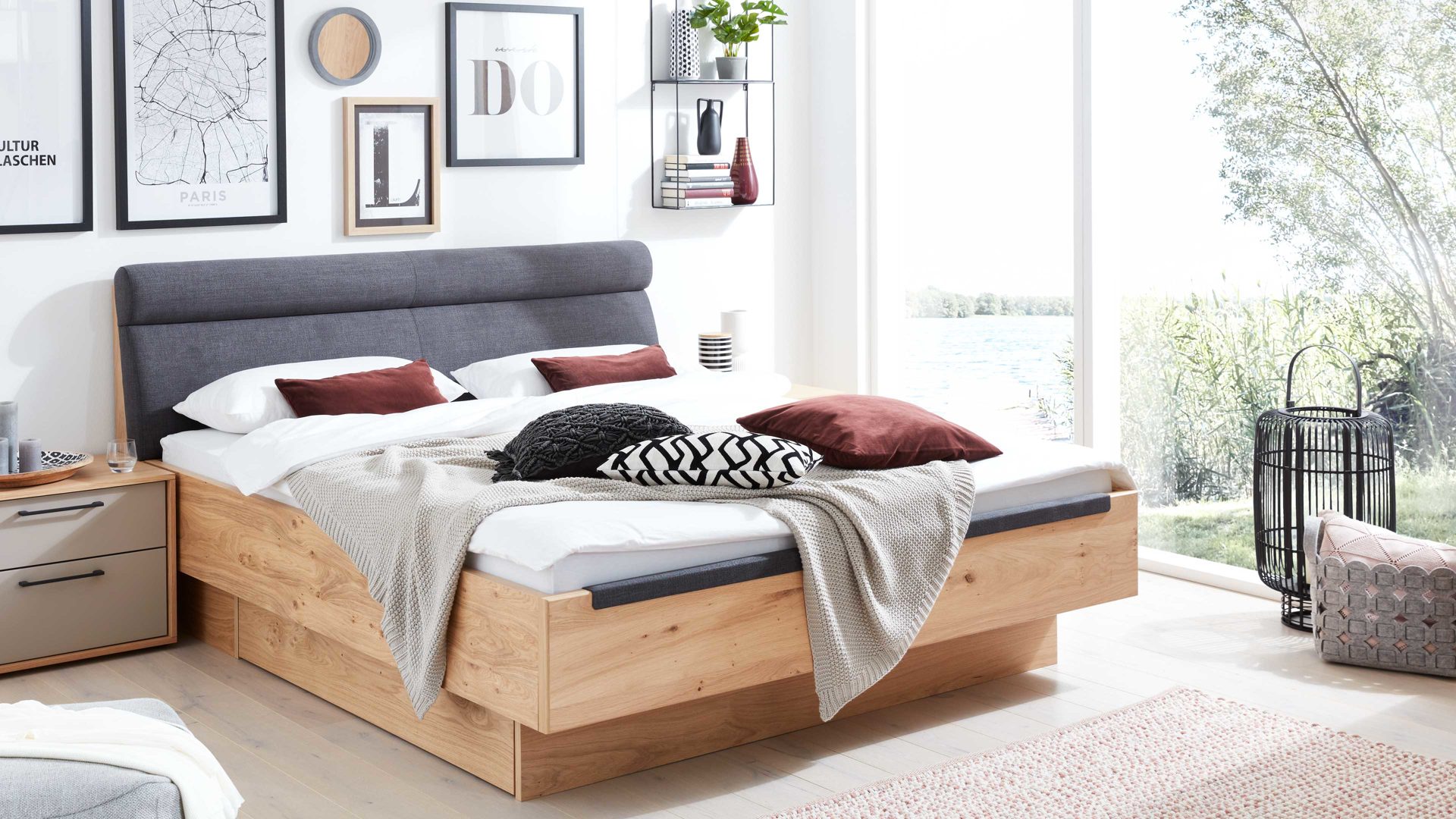 Bettgestell Interliving aus Holz in Anthrazit Interliving Schlafzimmer Serie 1023 – Bettgestell 83538 schwebend, Liegefläche ca. 140 x 200 cm - Balkeneiche & Anthrazit