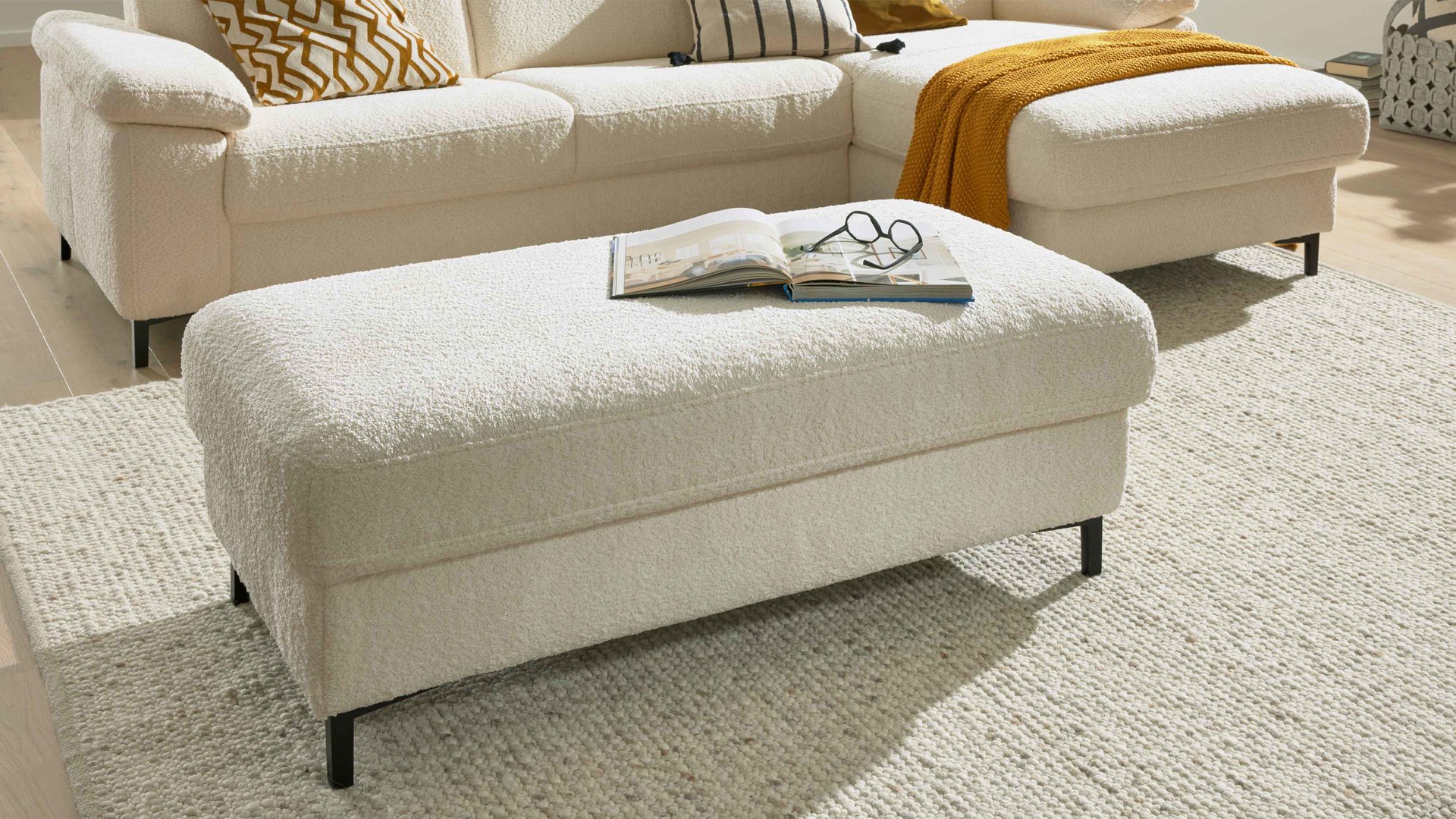 Polsterhocker Interliving aus Stoff in Weiß Interliving Sofa Serie 4054 – XXL-Hocker naturweiße Chenille & schwarze Metallfüße – ca. 130 x 60 cm