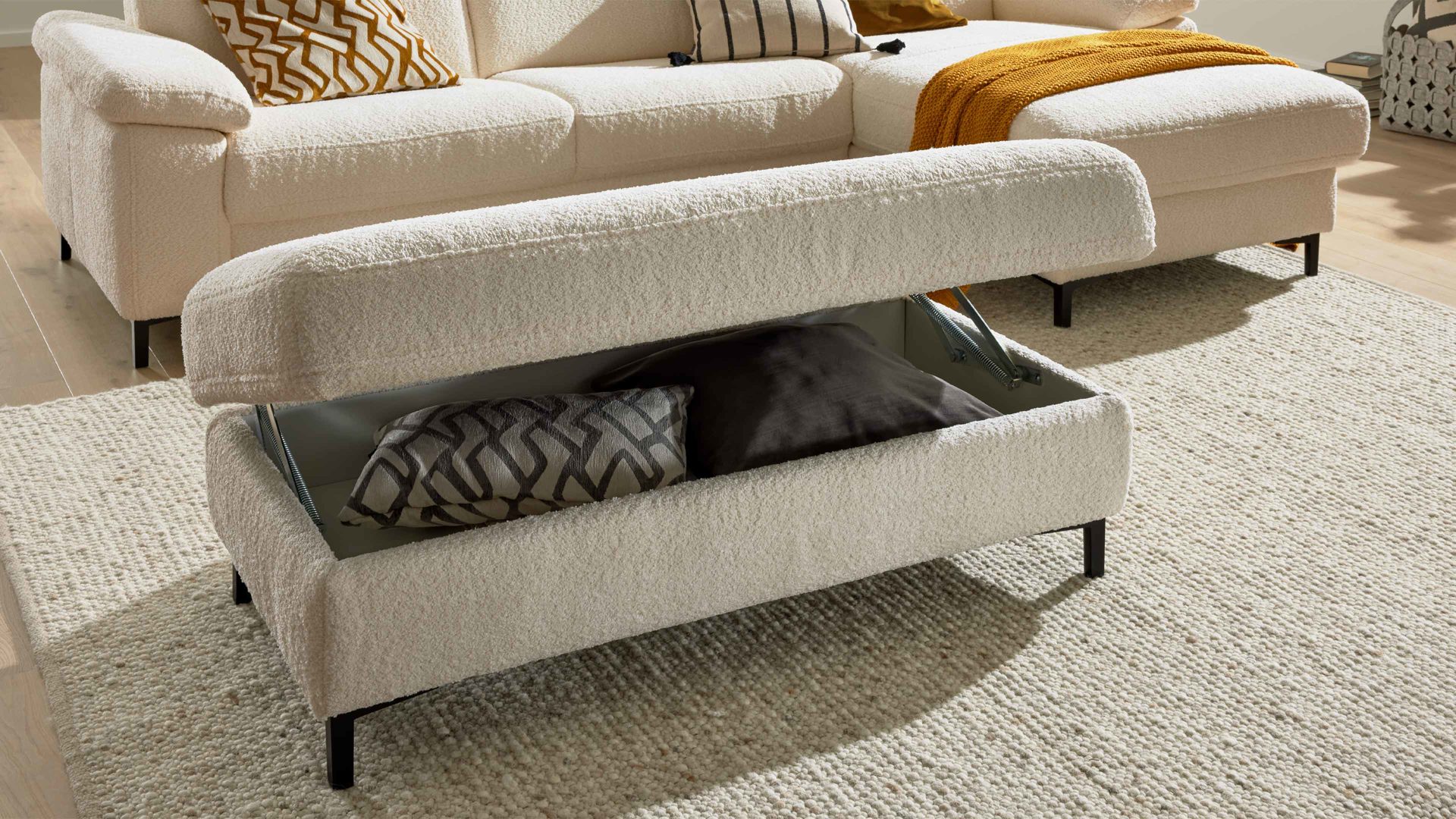 Funktionshocker Interliving aus Stoff in Weiß Interliving Sofa Serie 4054 – Funktionshocker naturweiße Chenille & schwarze Metallfüße – ca. 130 x 60 cm