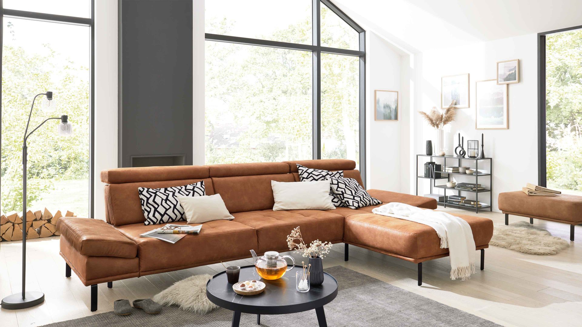 Ecksofa Interliving aus Stoff in Hellbraun Interliving Sofa Serie 4254 – Ecksofa cognacfarbene Mikrofaser Magnum & schwarze Metallfüße 4.35 – Stellfläche ca. 340 x 195 cm