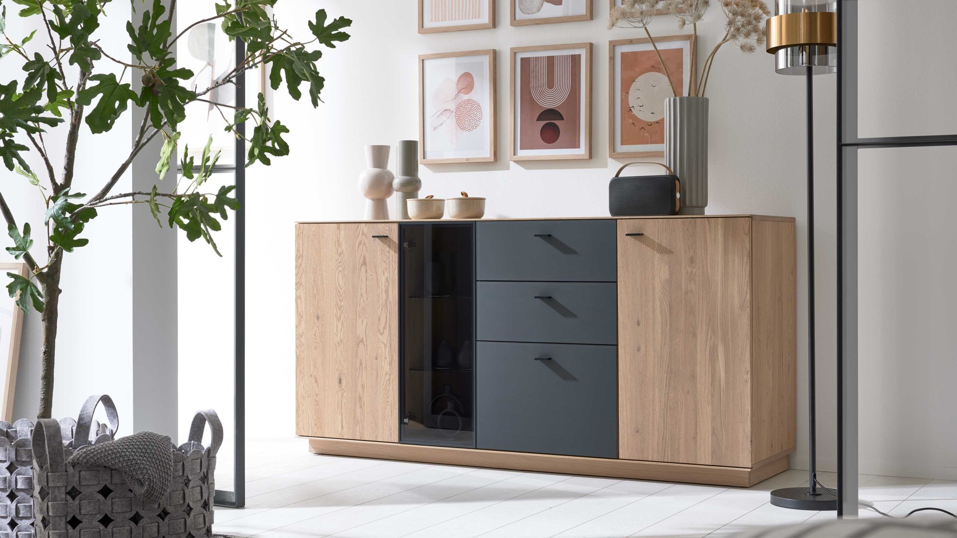 Sideboard Interliving aus Holz in Holzfarben Interliving Wohnzimmer Serie 2025 - Sideboard Wildeiche, Anthrazit & Kork - vier Türen, zwei Schubladen, Breite ca. 175 cm