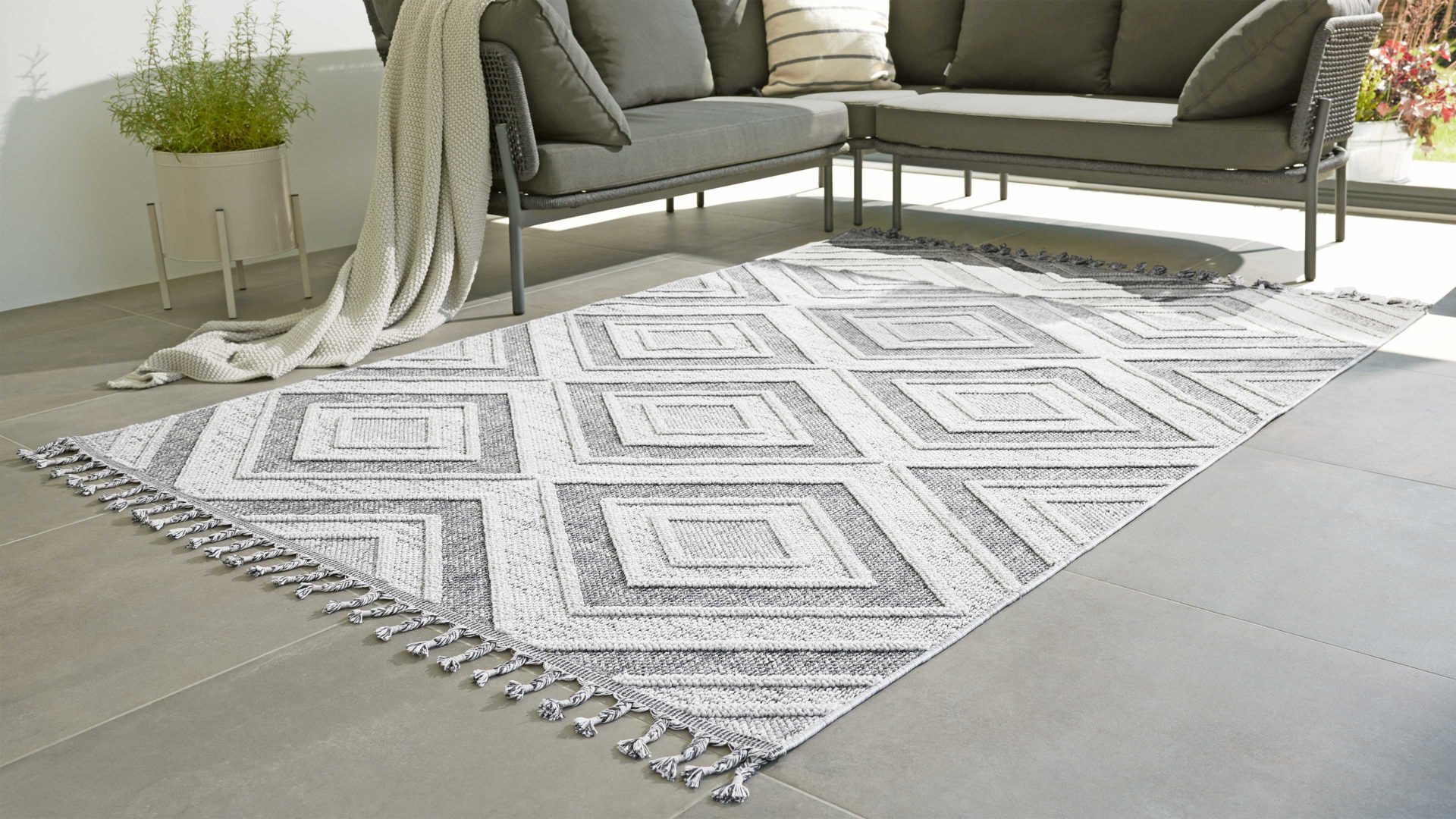 Outdoor-Teppich Interliving aus Kunstfaser in Grau Interliving Teppich Serie G-8010 - Outdoor-Teppich graues Rautenmuster - ca. 133 x 190 cm