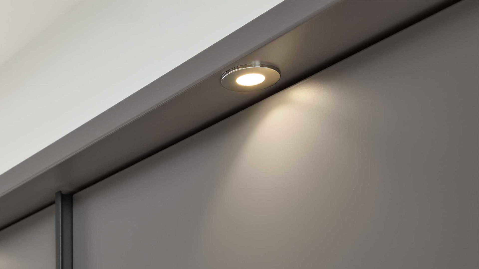 Möbelbeleuchtung Interliving aus Kunststoff in Weiß Interliving Kleiderschrank Serie 1207 – Power-LED 90340 ein Anbau-Spot