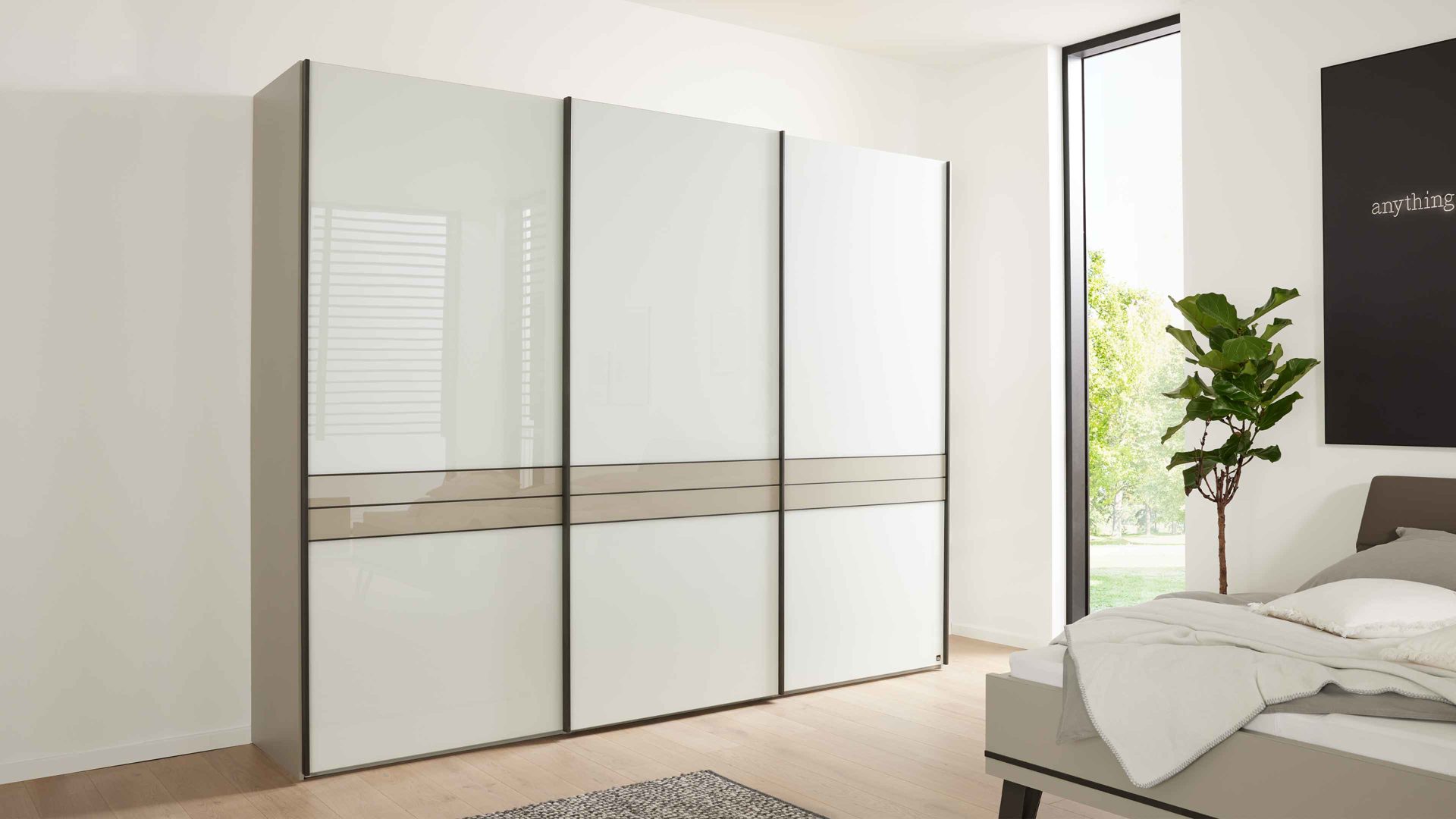 Kleiderschrank Interliving aus Holz in Weiß Interliving Schlafzimmer Serie 1032 – Schwebetürenschrank Weiß & Kieselgrau - drei Türen, Breite ca. 300 cm