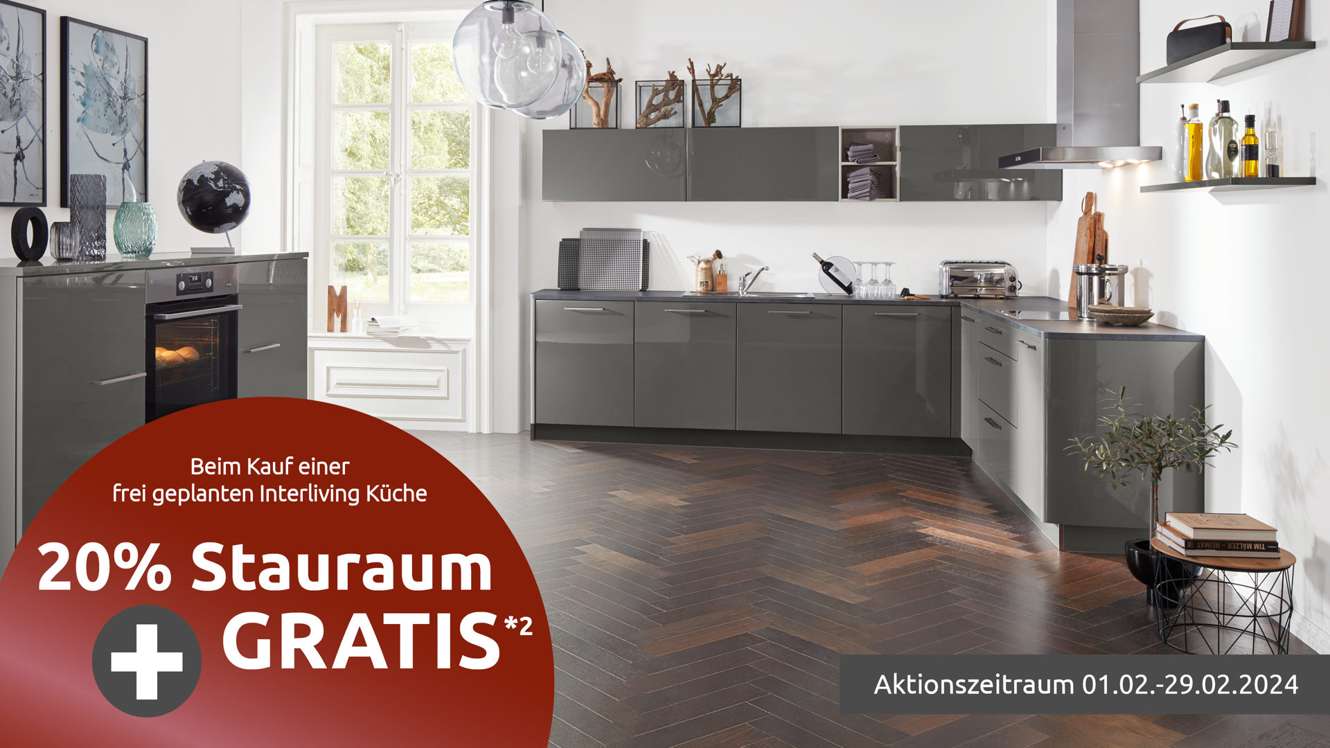 Einbauküche Interliving aus Holz in Grau Interliving Küche Serie 3007 mit AEG Einbaugeräten Quarzgrau & Steel – zweizeilig