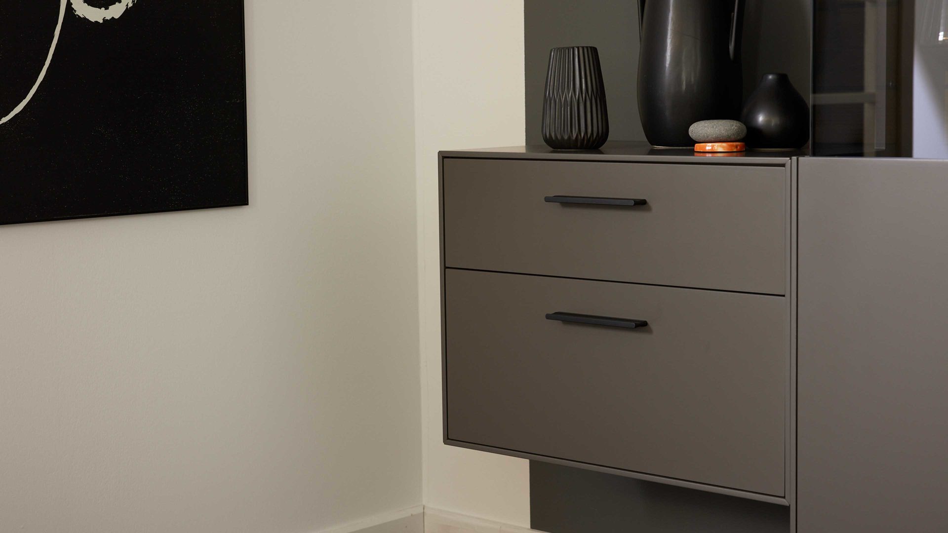 Hängeschrank Interliving aus Holz in Dunkelgrau Interliving Wohnzimmer Serie 2030 - TV-Hängeelement 30 Wolfram Grey - zwei Schubladen, Breite ca. 60 cm