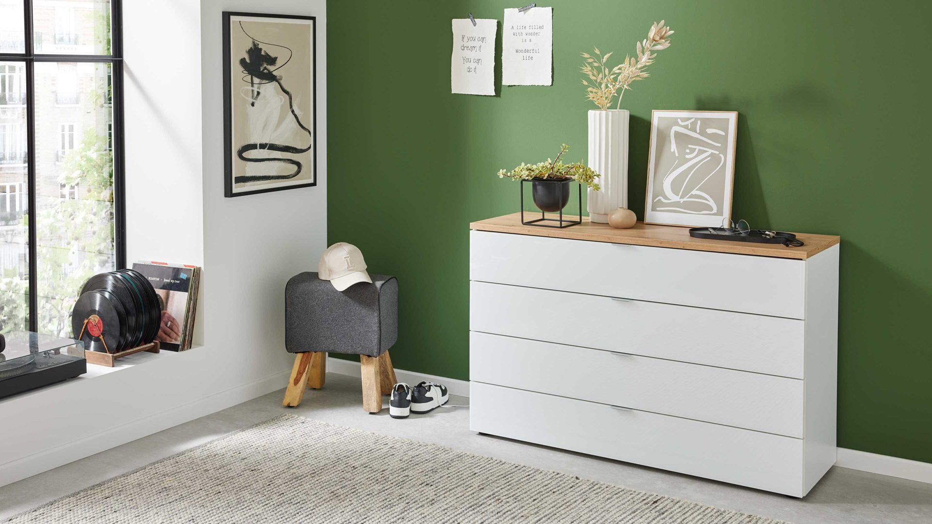 Schubladenkommode Interliving aus Holz in Weiß Interliving Kleiderschrank Serie 1208 - Schubladenkommode alpinweißes Glas & Artisan Eiche - vier Schubladen, Breite ca. 120 cm
