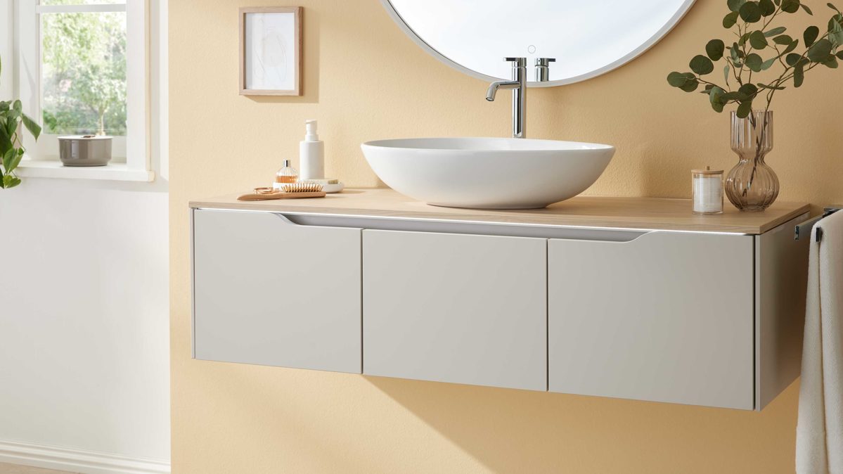 Waschtisch-Set / Waschbecken-Set Interliving aus Holz in Hellgrau Interliving Bad Serie 3720 - Badmöbel-Set Basis sandfarbenes Lacklaminat & Eiche Como - Länge ca. 138 cm