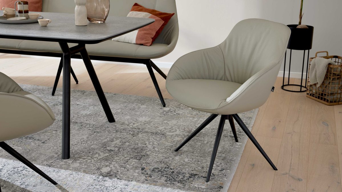 Polsterstuhl Interliving aus Leder in Beige Interliving Esszimmer Serie 5115 - Armlehnstuhl Ravi Stativ R23L milchkaffeefarbenes Leder Tendens Latte & anthrazitfarbenes Metall