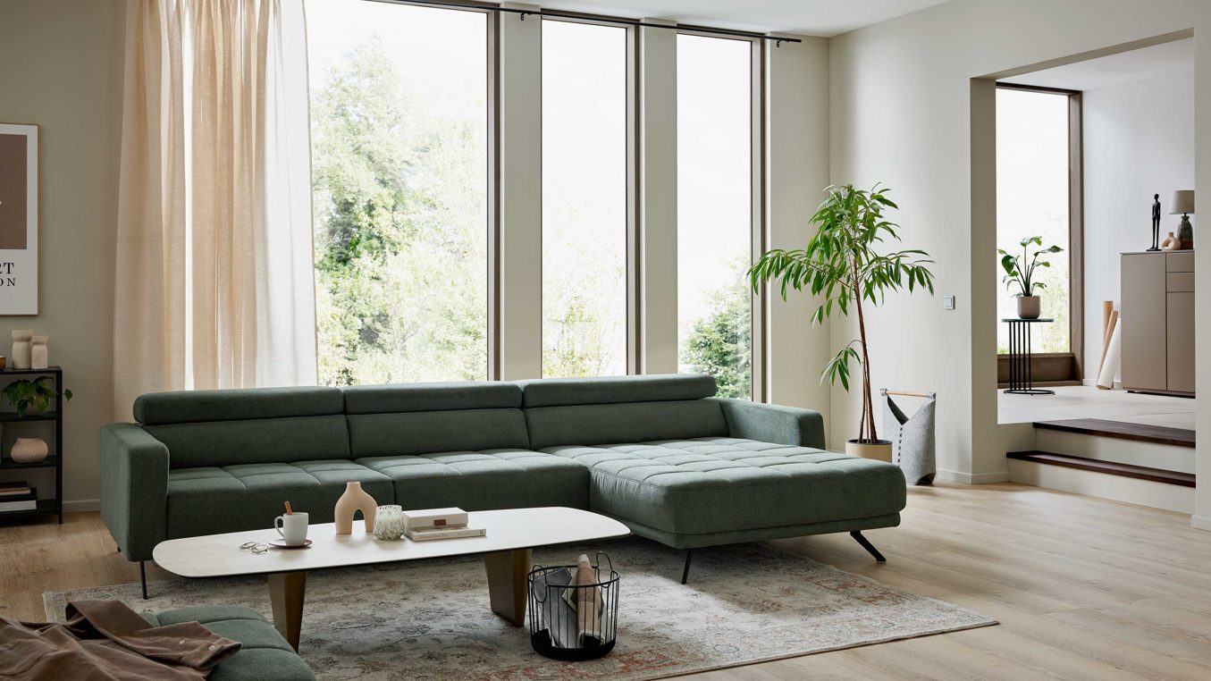 Ecksofa Interliving aus Stoff in Grün Interliving Sofa Serie 4303 – Ecksofa moosgrüner Pfotenstoff Cyber - Stellfläche ca. 323 x 190 cm