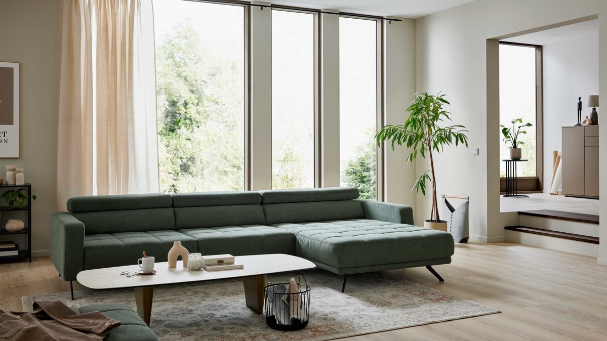 Ecksofa Interliving aus Stoff in Grün Interliving Sofa Serie 4303 – Ecksofa moosgrüner Pfotenstoff Cyber - Stellfläche ca. 323 x 190 cm