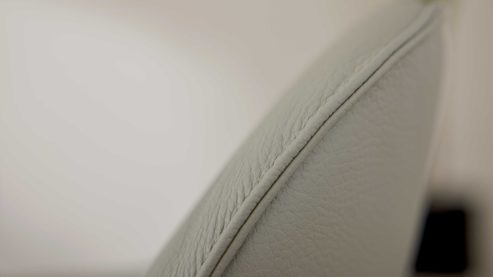 Polsterstuhl Interliving aus Leder in Beige Interliving Esszimmer Serie 5115 - Armlehnstuhl Ravi milchkaffeefarbenes Leder Tendens Latte & anthrazitfarbenes Metall