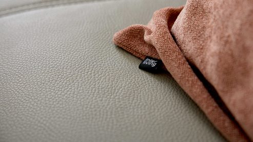 Polsterbank Interliving aus Leder in Beige Interliving Esszimmer Serie 5115 - lederbezogene  Polsterbank milchkaffeefarbenes Leder Tendens Latte & anthrazitfarbenes Metall - Länge ca. 215 cm