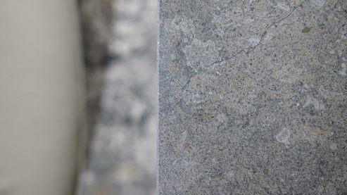 Esstisch Interliving aus Kunstharz in Dunkelgrau Interliving Esszimmer Serie 5115 - Esstisch mit robuster Tischplatte DEKTON® Grafitte Industrial & anthrazitfarbenes Metall - ca. 200 x 100 cm