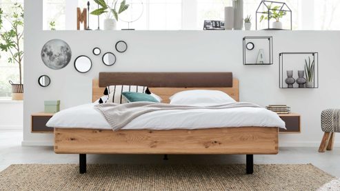 Bettgestell Interliving aus Holz in Grau Interliving Schlafzimmer Serie 1015 – Bettgestell sienafarbener Bezug Kano 9811 & Wildeiche – Liegefläche ca. 160 x 200 cm