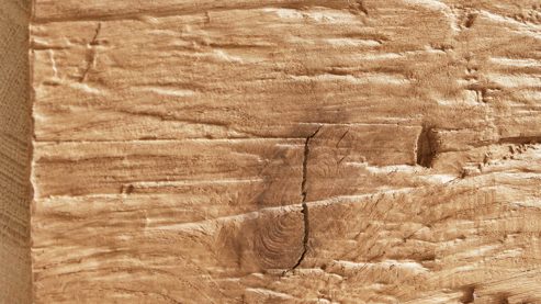 Kombikommode Interliving aus Holz in Weiß Interliving Schlafzimmer Serie 1025 – Kombikommode Weiß & Balkeneiche gehackt - vier Schubladen, eine Tür