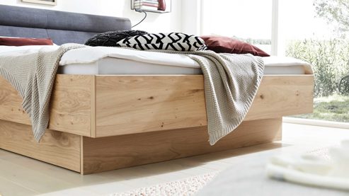 Bettgestell Interliving aus Holz in Anthrazit Interliving Schlafzimmer Serie 1023 – Bettgestell schwebend, Liegefläche ca. 180 x 200 cm - Balkeneiche & Anthrazit