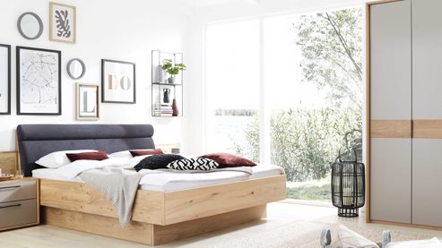 Bettgestell Interliving aus Holz in Holzfarben Interliving Schlafzimmer Serie 1023 – Bettgestell schwebend, Liegefläche ca. 140 x 200 cm - Balkeneiche & Anthrazit