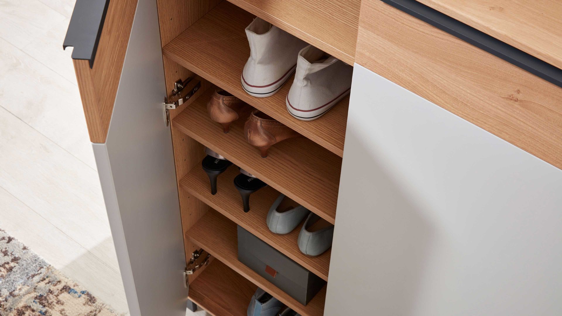Schuhschrank Interliving aus Holz in Holzfarben Interliving Garderoben Serie 6005 – Schuhschrank Eiche & lichtgrauer Lack – drei Türen