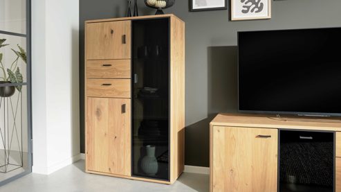Highboard Interliving aus Holz in Holzfarben Interliving Wohnzimmer Serie 2024 - Highboard Eiche & Schwarzglas - drei Türen, zwei Schubladen