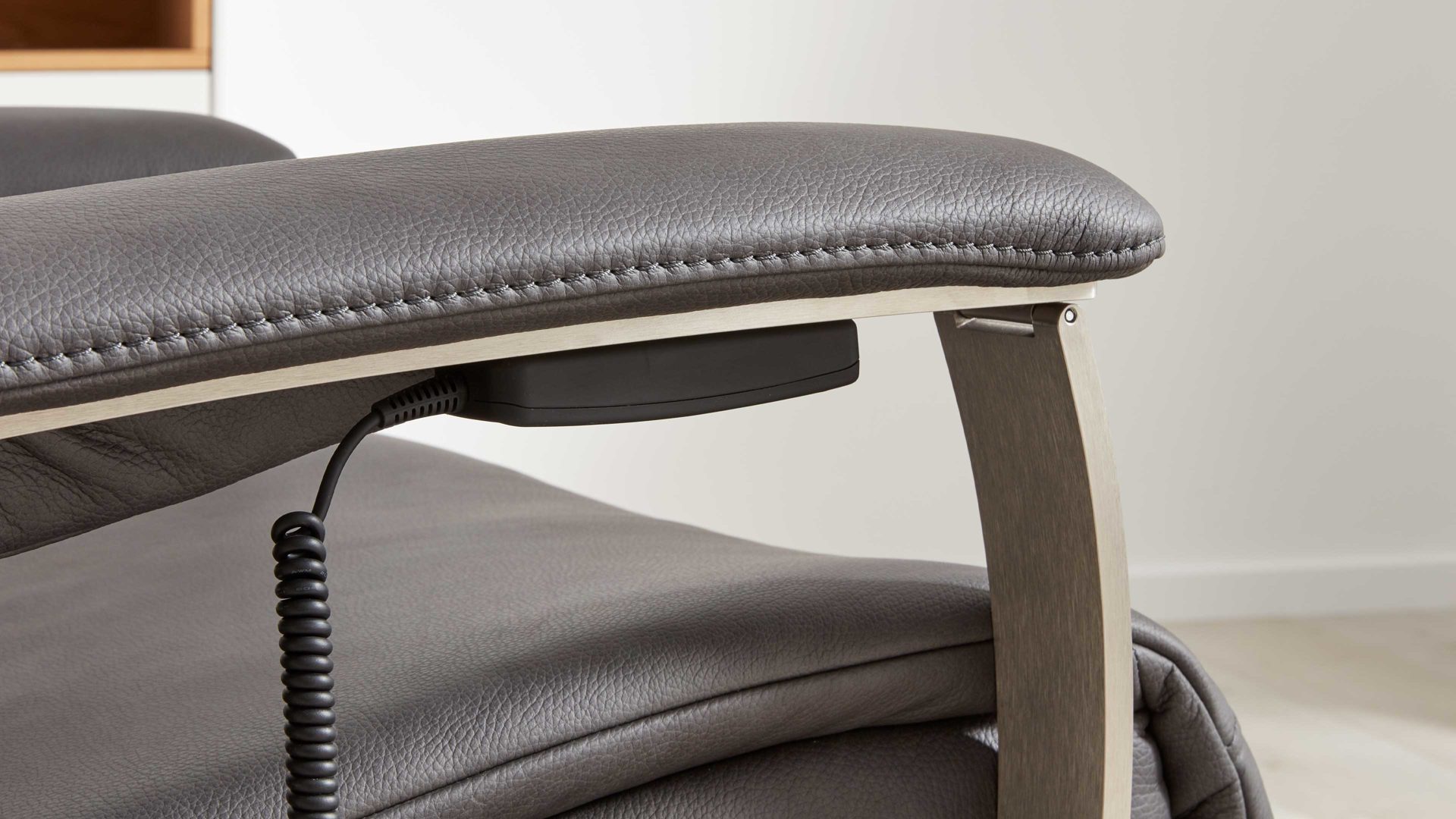 Relaxsessel Interliving aus Leder in Grau Interliving Sessel Serie 4551 – Komfortsessel colafarbenes LongLife-Leder & edelstahlfarbener Sternfuß – zwei Motoren