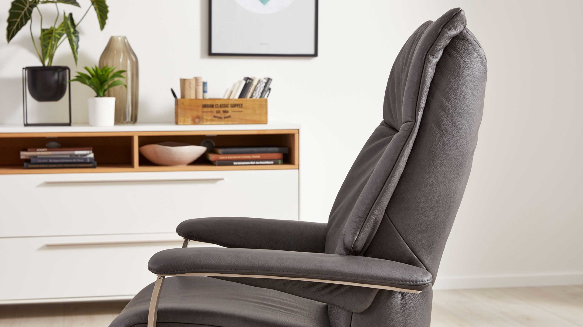 Relaxsessel Interliving aus Leder in Grau Interliving Sessel Serie 4551 – 45U44 colafarbenes LongLife-Leder & edelstahlfarbener Sternfuß – ein Motor