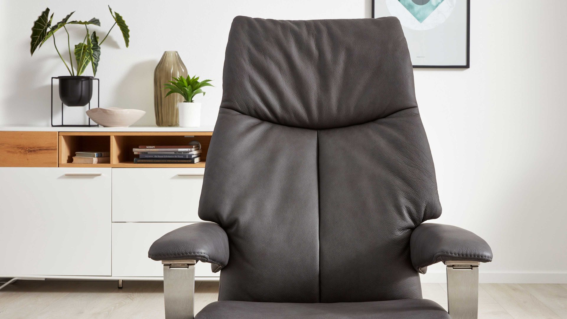 Relaxsessel Interliving aus Leder in Grau Interliving Sessel Serie 4551 – Komfortsessel colafarbenes LongLife-Leder & edelstahlfarbener Sternfuß – zwei Motoren