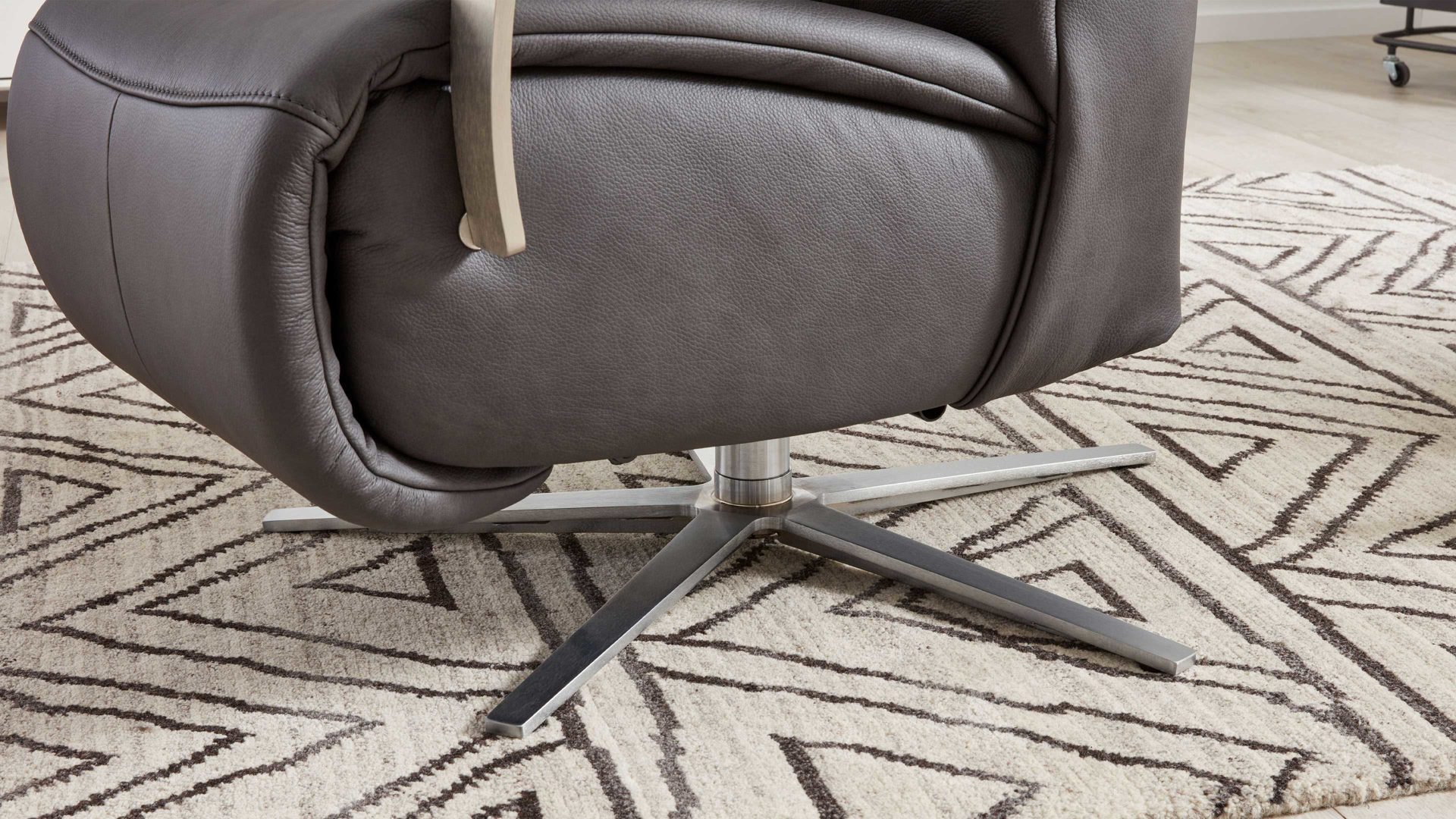 Relaxsessel Interliving aus Leder in Grau Interliving Sessel Serie 4551 – Sessel 56U44 colafarbenes LongLife-Leder & edelstahlfarbener Sternfuß – zwei Motoren