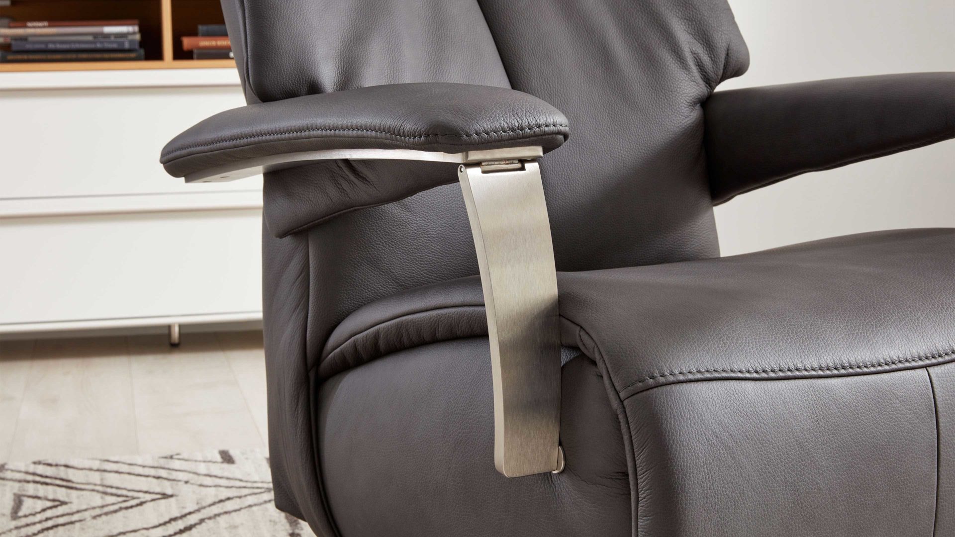 Relaxsessel Interliving aus Leder in Grau Interliving Sessel Serie 4551 – 45U44 colafarbenes LongLife-Leder & edelstahlfarbener Sternfuß – ein Motor