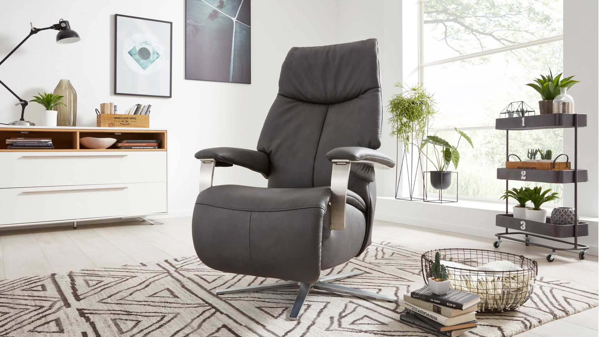 Relaxsessel Interliving aus Leder in Grau Interliving Sessel Serie 4551 – Komfortsessel colafarbenes LongLife-Leder & edelstahlfarbener Sternfuß – zwei Motoren