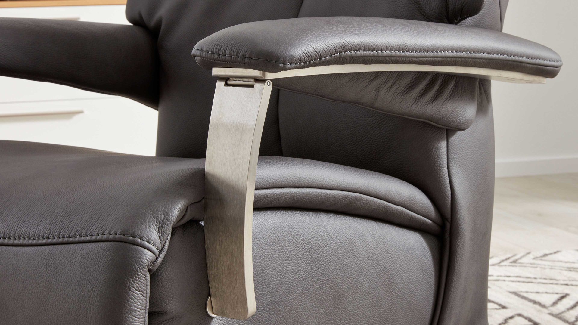 Relaxsessel Interliving aus Leder in Grau Interliving Sessel Serie 4551 – 45U44 colafarbenes LongLife-Leder & edelstahlfarbener Sternfuß – ein Motor