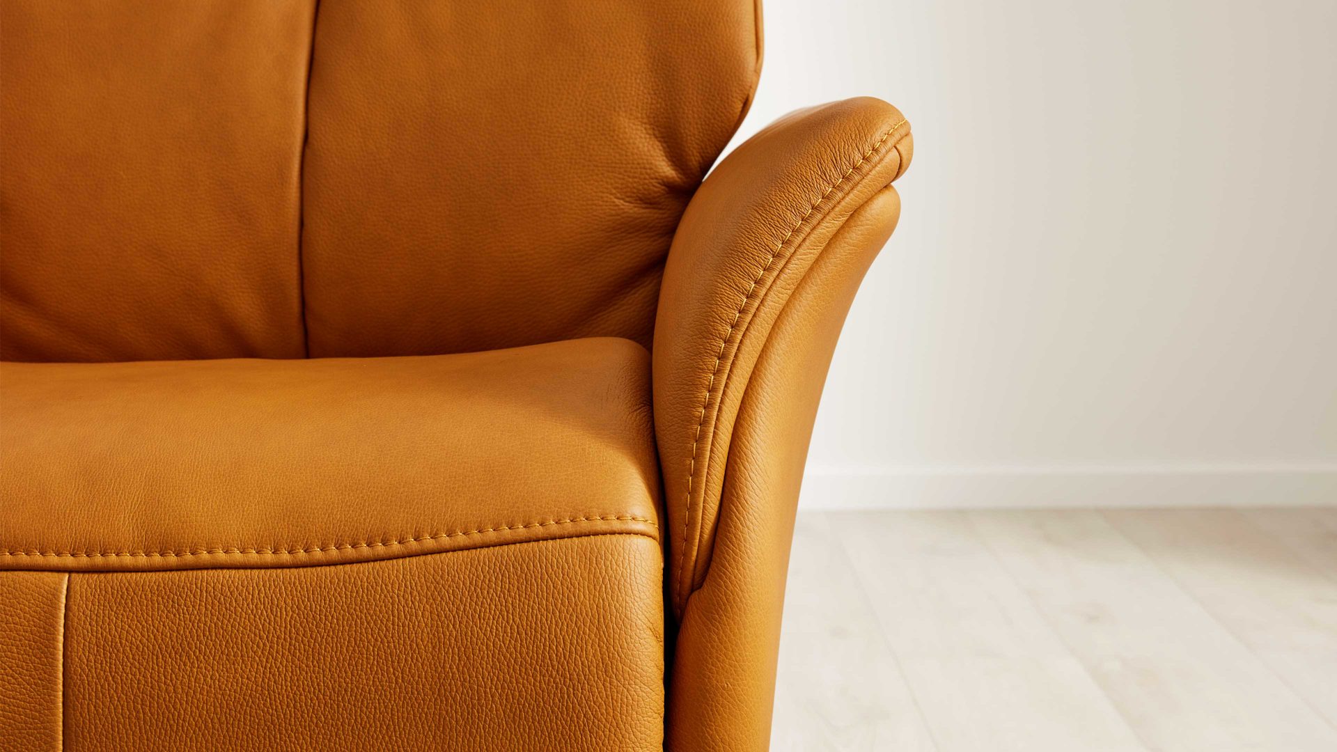 Relaxsessel Interliving aus Leder in Gelb Interliving Sessel Serie 4550 - Sessel 77O44 zwei Motoren & Aufstehhilfe - kürbisfarbenes LongLife-Leder & anthrazitfarbener Tellerfuß