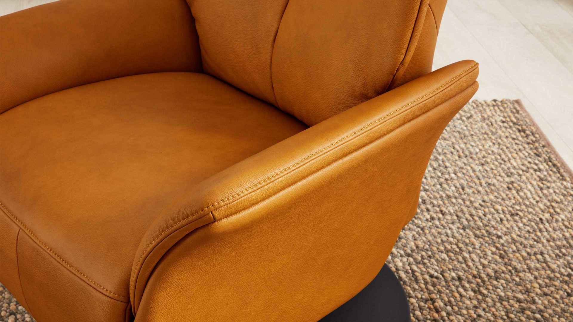 Relaxsessel Interliving aus Leder in Gelb Interliving Sessel Serie 4550 - Sessel zwei Motoren & Aufstehhilfe - kürbisfarbenes LongLife-Leder & anthrazitfarbener Tellerfuß