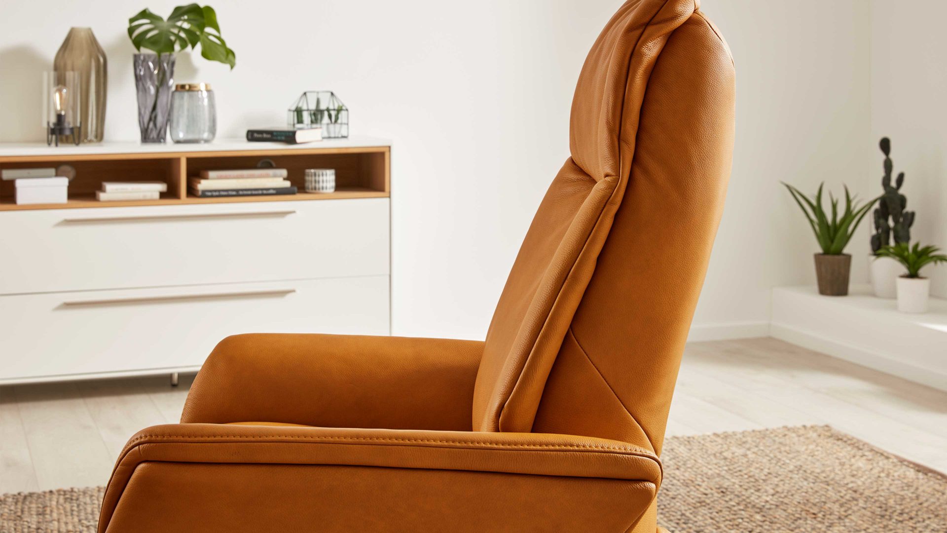 Relaxsessel Interliving aus Leder in Gelb Interliving Sessel Serie 4550 - Sessel 77O44 zwei Motoren & Aufstehhilfe - kürbisfarbenes LongLife-Leder & anthrazitfarbener Tellerfuß