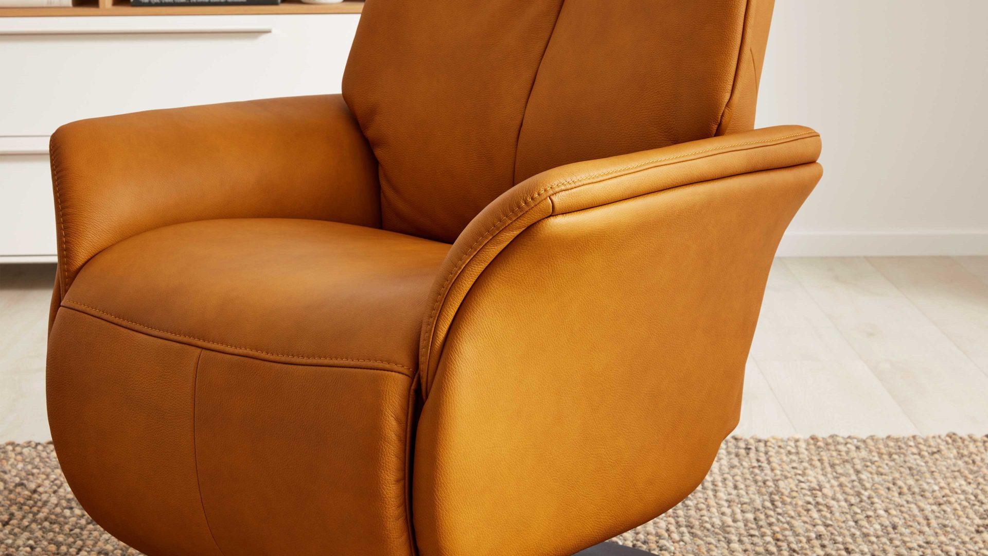 Relaxsessel Interliving aus Leder in Gelb Interliving Sessel Serie 4550 - Sessel manuelle Funktionen - kürbisfarbenes LongLife-Leder & anthrazitfarbener Tellerfuß