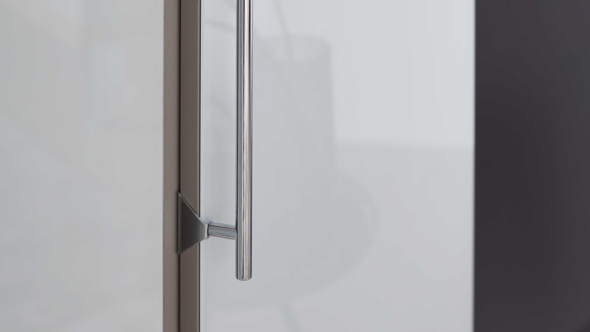 Kleiderschrank Interliving aus Holz in Weiß Interliving Kleiderschrank Serie 1205 – Kleiderschrank weiße Glasfront – eine Tür, Breite ca. 38 cm