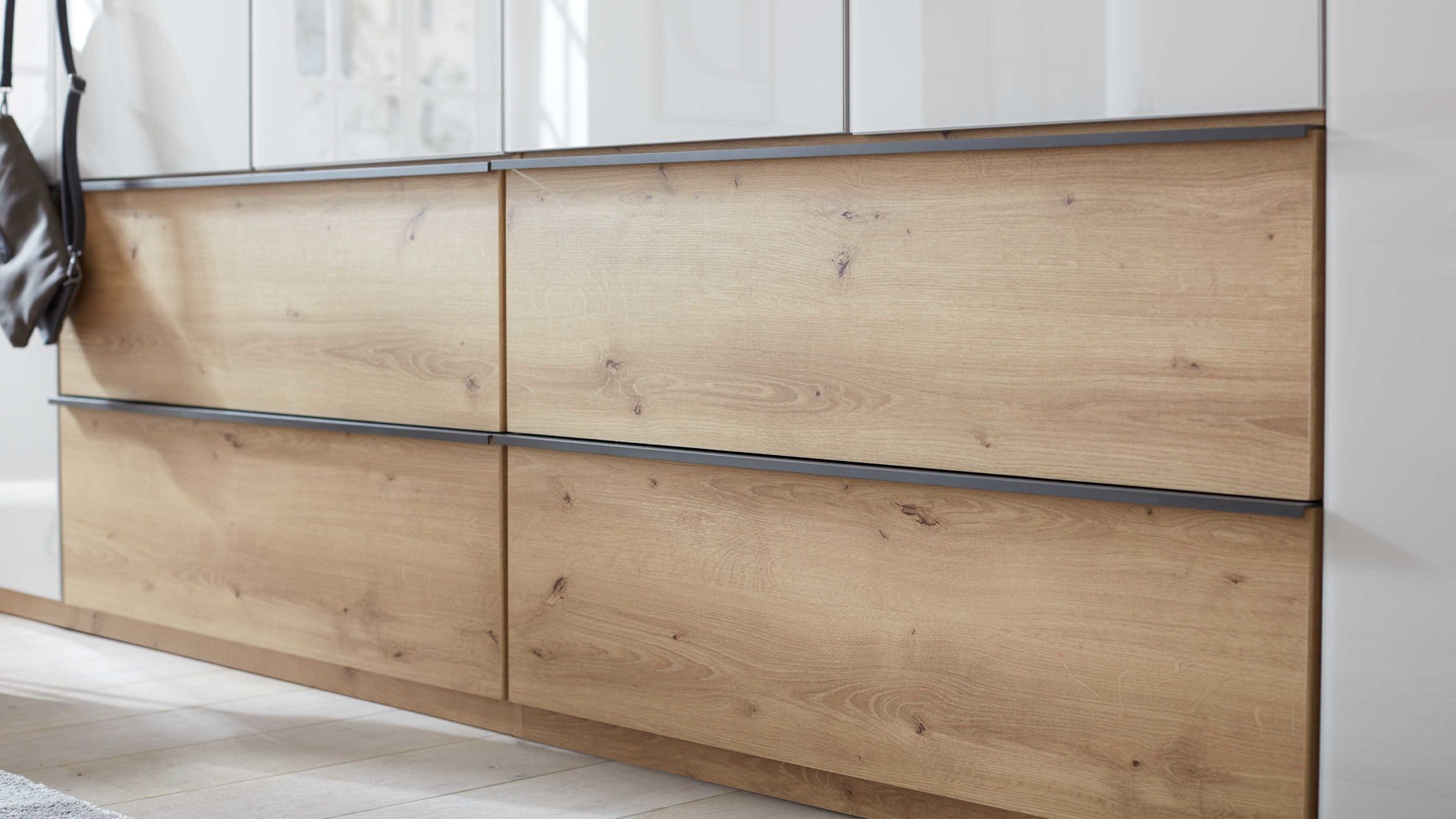 Kleiderschrank Interliving aus Holz in Hellgrau Interliving Kleiderschrank Serie 1205 – Kleiderschrank 468 Champagner & Eiche Bianco – sechs Türen & vier Schubladen, Breite ca. 300 cm