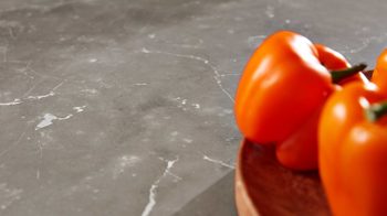 Einbauküche Interliving aus Holz in Schwarz Interliving Küche Serie 3035 mit AEG Einbaugeräten Schwarz & Quarzgrau – zweizeilig