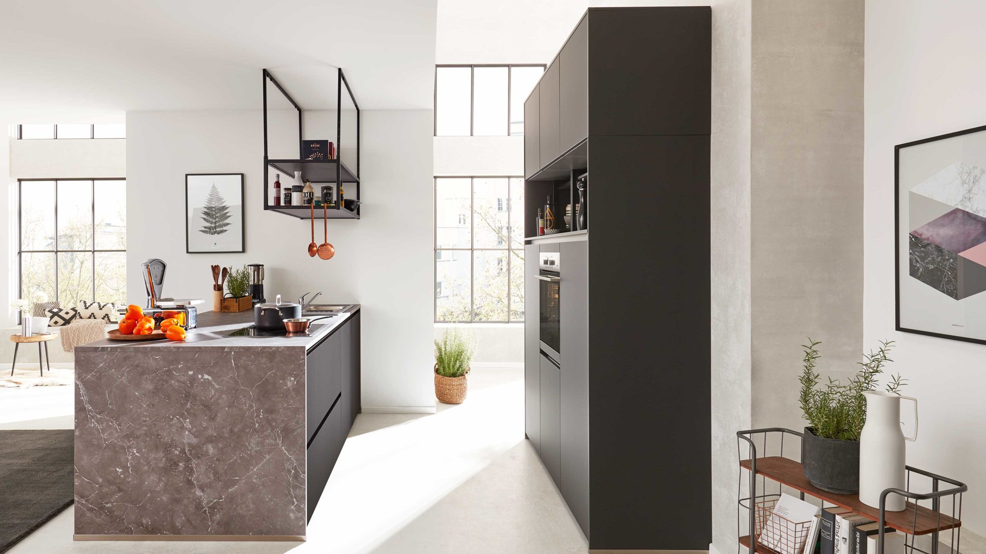 Einbauküche Interliving aus Holz in Schwarz Interliving Küche Serie 3100 mit AEG Einbaugeräten Schwarz & Quarzgrau – zweizeilig