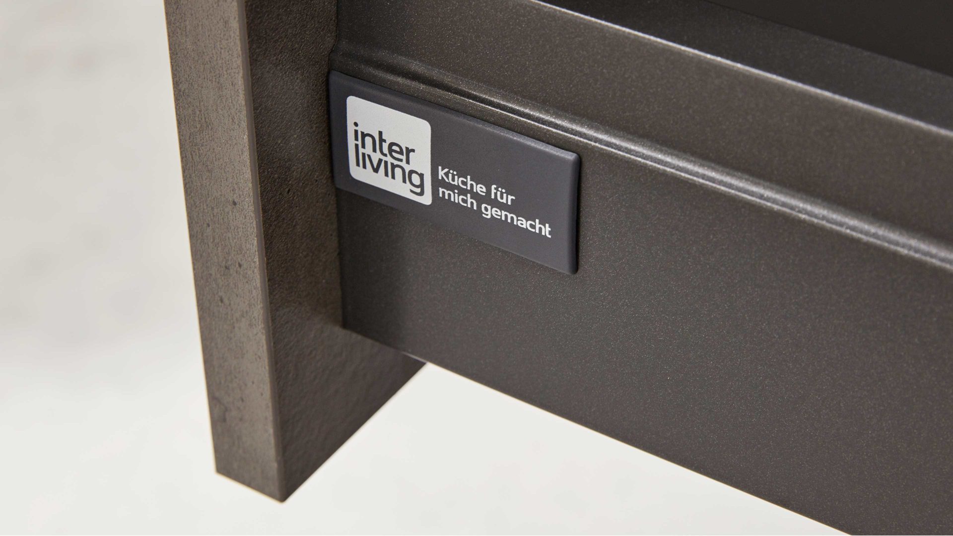 Einbauküche Interliving aus Holz in Schwarz Interliving Küche Serie 3035 mit AEG Einbaugeräten Schwarz & Quarzgrau – zweizeilig