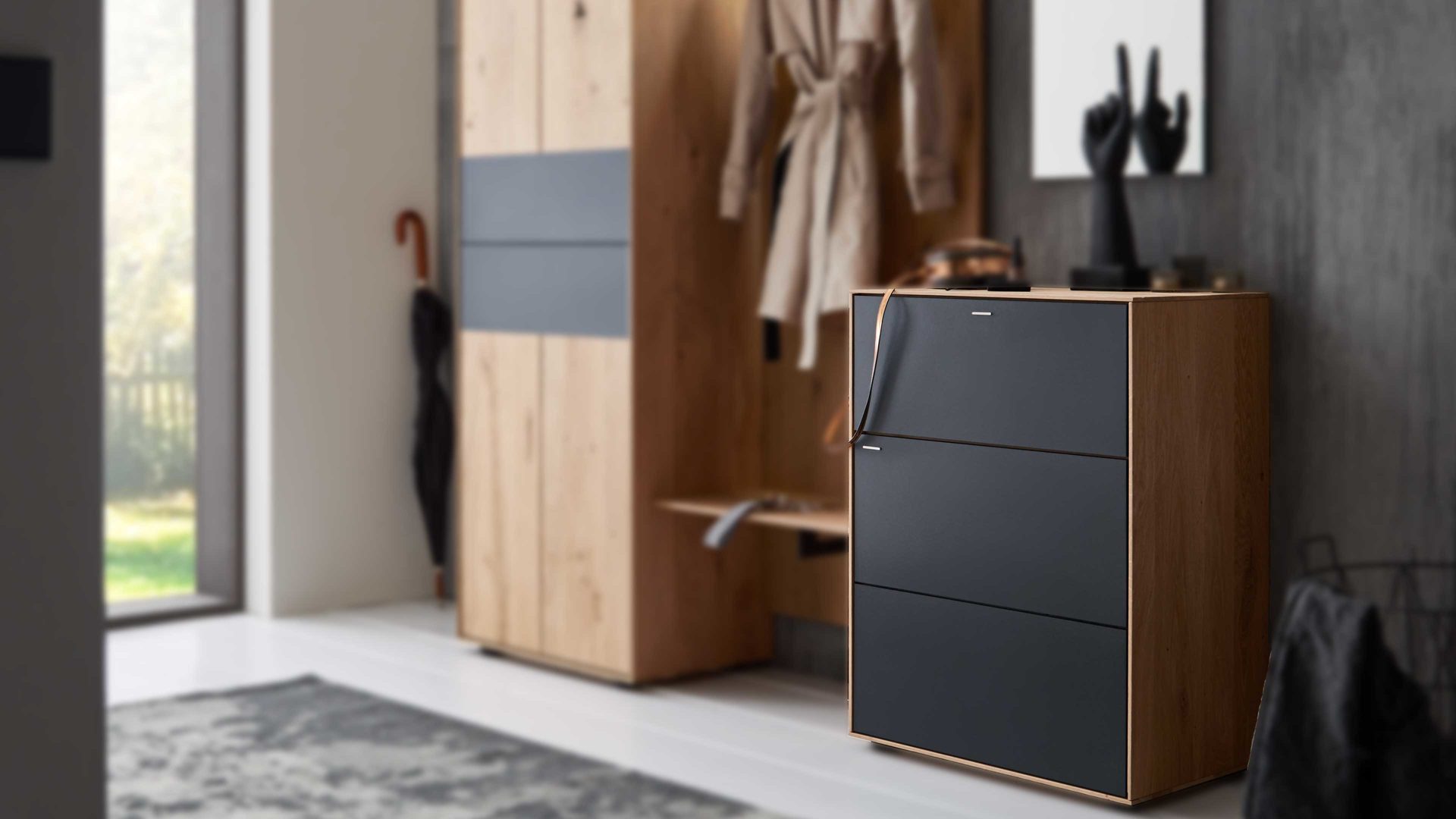 Kombikommode Hartmann aus Holz in Anthrazit hartmann Garderobenprogramm Runa - Kommode anthrazitfarbenes Metall & Kerneiche - eine Schublade, eine Tür rechts